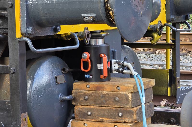 Museumlocomotief 605 van het Spoorwegmuseum herspoord door Incidentenbestrijders van ProRail